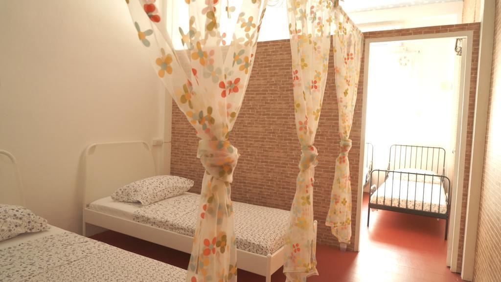 בנגקוק Tiger Lily Hostel חדר תמונה